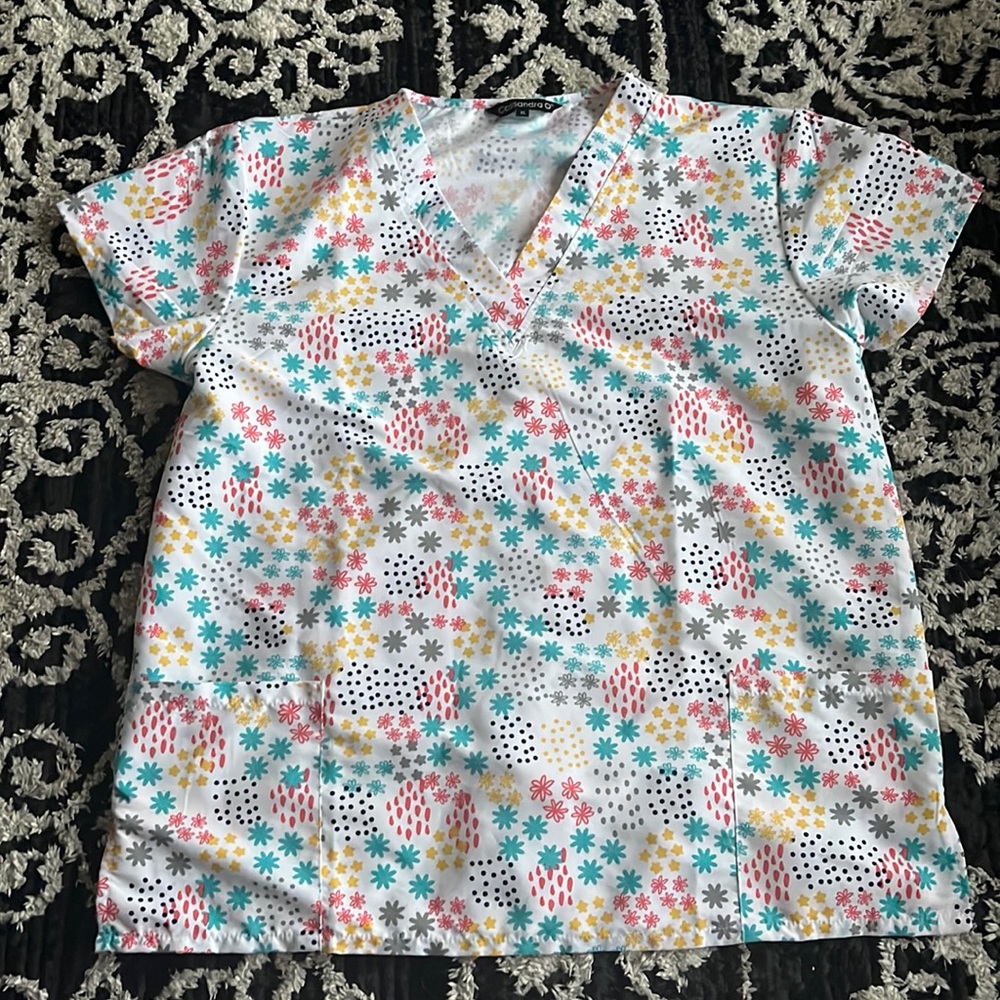 Size XL Cassandra O flower scrub top
